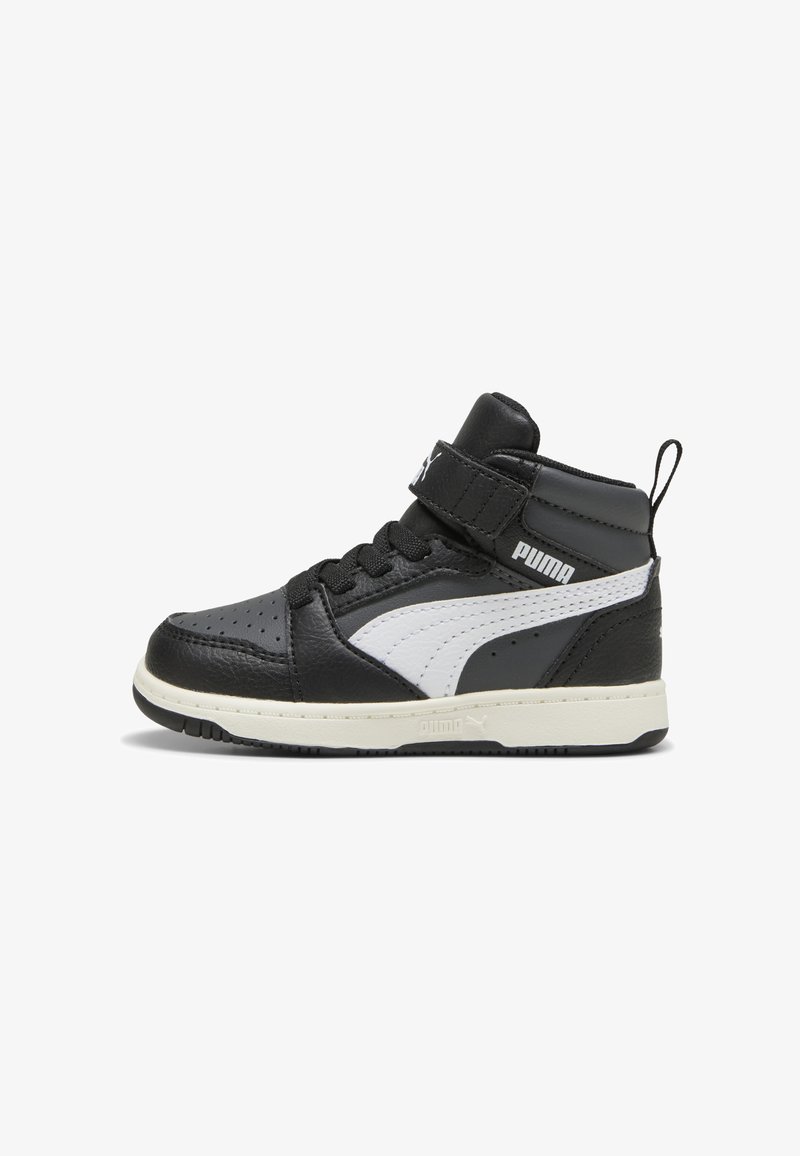 Sort-hvide mid-top sneakers med læderoverdel, perforeret tåområde, snøre og velcro-rem, der har et karakteristisk Puma-logo.