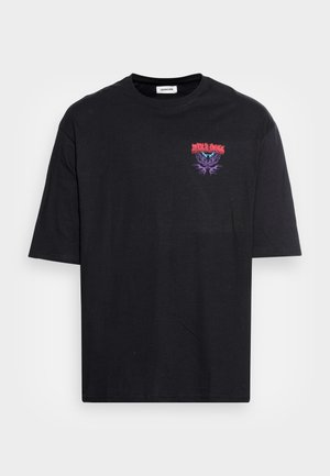 Zwart T-shirt met korte mouwen met een kleine rode en paarse afbeelding boven de linkerborst en een ronde hals.
