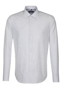 Weißes Hemd mit feinen blauen senkrechten Streifen, langen Ärmeln, spitzem Kragen und abgerundetem Saum. Hergestellt aus glattem Stoff.