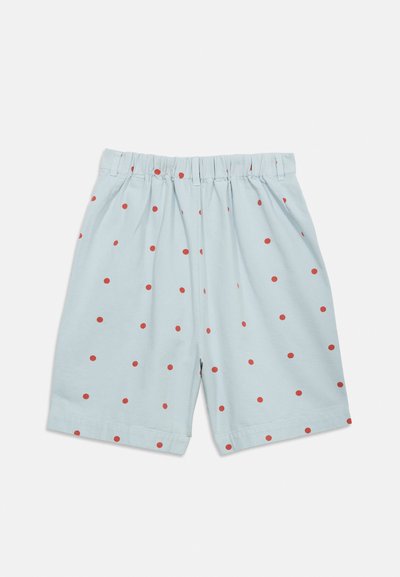Shorts bleu clair avec taille élastique et pois rouges dispersés, posés à plat sur un fond blanc.