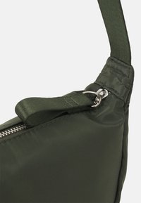 Lindex BAG BUMBAG UNO - Riñonera - green