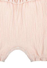 Różowy bawełniany kombinezonik dla niemowląt z teksturowanym, pogniecionym wzorem, falbankowym dekoltem i zatrzaskami na dole dla łatwego ubierania.