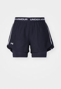 Marinblå Under Armour lagerade atletiska shorts med elastisk midja och vitt logo på vänster ben mot vit bakgrund.