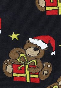 Czarne skarpetki z rysunkiem kreskówkowego misia w czerwonej czapce Mikołaja, trzymającego czerwone pudełko prezentowe z żółtą wstążką i akcentującymi gwiazdkami.