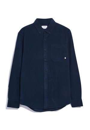 Marine corduroy overhemd met lange mouwen, met een button-down kraag, een voorkant zak en zwarte knopen; zachte textuur en rechte zoom.