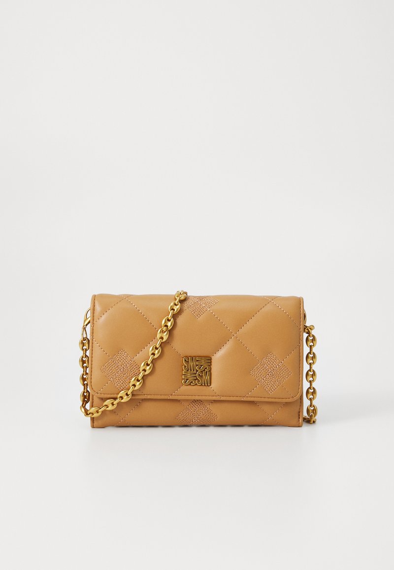 Quiltet tan læder crossover taske med guld kædedesign, der har et logo-plakette og diamanter i et struktureret mønster.