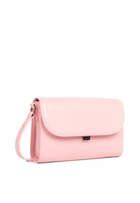 Pochette en simili cuir rose avec fermeture à rabat, dotée d'une bandoulière et d'un discret logo en relief sur le devant. Texture lisse, forme rectangulaire.