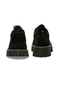 Zapatos de ante negros con punta redonda, diseño de cordones y suela de goma gruesa y estriada para una mejor tracción. Detalle metálico en el talón.