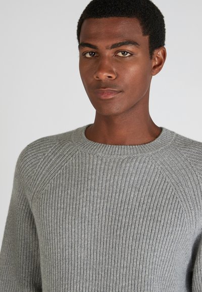 Grauer gerippter Pullover mit Rundhalsausschnitt und Raglanärmeln; die Strickstruktur ist sichtbar, lockere Passform und keine sichtbaren Muster oder Verzierungen.