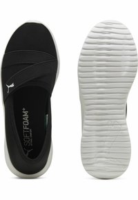 Fekete slip-on cipő, puha szövet felsőrésszel, rugalmas pántokkal és fehér gumitalppal, amelyen egy texturált tapadási minta található.