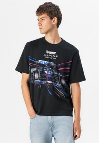 Sort bomulds T-shirt med et grafisk motiv af en Formel 1 bil med levende blå og pink striber. Rund hals og korte ærmer.