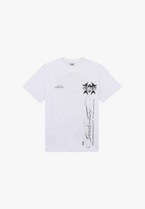 Camiseta blanca de manga corta con estrellas gráficas negras y texto vertical que dice "Emotion", y texto "GCDS WEAR MILANO ITALY" en el frente.