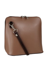 Bruine synthetische leren vierkante tas met ritssluiting, voorzien van een afneembare band en contrasterende oranje stiknaden langs de randen.