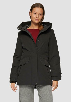 Veste imperméable noire avec un col haut, fermeture éclair et grandes poches avant. Possède une capuche et des poignets ajustables. Texturé lisse.