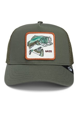 Cappello verde con retro in rete, caratterizzato da un ricamo di un pesce persico e dalla scritta "BASS". Corona rigida, visiera curva e chiusura snapback regolabile.