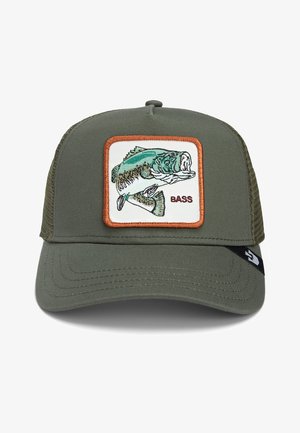 Cappello verde con retro in rete, caratterizzato da un ricamo di un pesce persico e dalla scritta "BASS". Corona rigida, visiera curva e chiusura snapback regolabile.