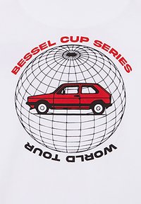 Camiseta blanca con un gráfico de un globo negro y una silueta de un coche rojo, y texto en rojo que dice "SERIE BESSEL CUP" y "GIRA MUNDIAL."