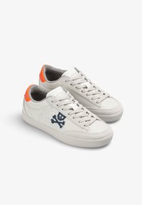 Weiße Ledersneaker mit einer grauen Wildleder-Zehenkappe, navyblauem Totenkopf-Logo und orangefarbenem Fersensteg. Betont durch das Schnürdesign und ein strukturiertes Innenfutter.