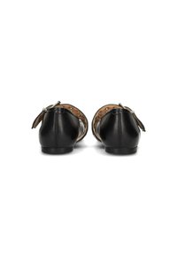 Zapatos de cuero negro con punta redonda, que cuentan con un interior de cuero marrón claro y herrajes de metal en la parte trasera para un ajuste ajustable.
