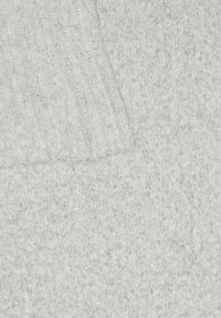 Tissu blanc confortable avec une texture côtelée, présentant des fibres douces. La surface a un léger éclat et une apparence uniforme et régulière.