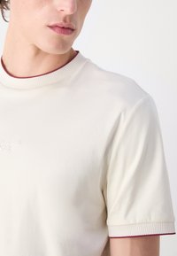 BOSS BOSS X PORSCHE THOMPSON - Paprasti marškinėliai - open white