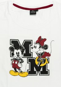 Topolino e Minni in stile vintage con accenti rossi e gialli, posizionati attorno a grandi lettere "M" nere contornate su un tessuto bianco.