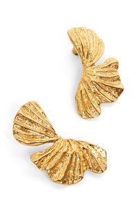 Goldfarbene Ohrringe in Form von Ginkgo-Blättern, mit einer strukturierten, gerippten Oberfläche und einem markanten, organischen Design mit fließenden Kurven.