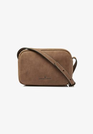 Braune Ledertasche mit Schulterriemen, glatter Textur, rechteckiger Form, verstellbarem Riemen und geprägtem Logo auf der Vorderseite. Einfaches Design.