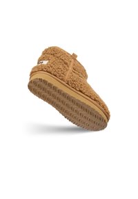Καφέ fuzzy παντόφλες με υφή εξωτερικά, μαξιλαρωμένο κολάρο και καουτσούκ σόλα με σχέδιο ζικ-ζακ για πρόσφυση.