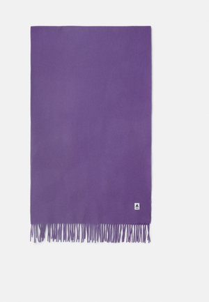Lilla rektangulært tørklæde med frynser på kanterne og en lille hvid logoetiket i nederste højre hjørne på en hvid baggrund.