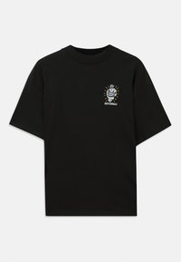 T-shirt in cotone nero con maniche corte, caratterizzata da un design grafico di una corona e un volto, accompagnato dal testo "JUST CAVALLI."