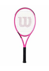 Tennisracket met een roze frame, zwarte greep en een witte snarenbed. Kenmerkt zich door een opvallend "Wilson"-logo in het rood op het snaargebied.