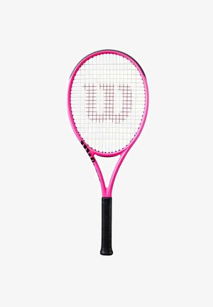 Tennisracket met een roze frame, zwarte greep en een witte snarenbed. Kenmerkt zich door een opvallend "Wilson"-logo in het rood op het snaargebied.