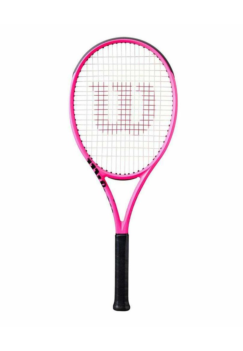 Tennisracket met een roze frame, zwarte greep en een witte snarenbed. Kenmerkt zich door een opvallend "Wilson"-logo in het rood op het snaargebied.
