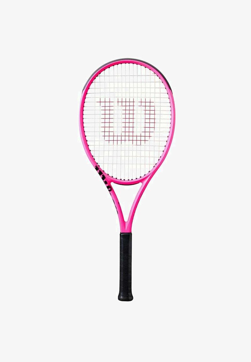 Tennisracket met een roze frame, zwarte greep en een witte snarenbed. Kenmerkt zich door een opvallend "Wilson"-logo in het rood op het snaargebied.