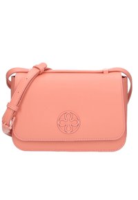 Borsa a tracolla in pelle pesca con chiusura a patta, caratterizzata da un logo cucito sul davanti, tracolla regolabile e texture liscia.