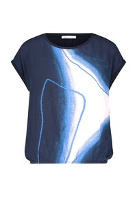 Granatowy t-shirt z krótkim rękawem, z niebiesko-białym abstrakcyjnym wzorem. Wykonany z miękkiej tkaniny, o luźnym kroju i zaokrąglonym dole.