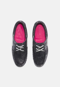 Schwarze Lederschuhe mit einer strukturierten Oberfläche, weißen Schnürsenkeln, rosa Innensohlen und dezenten seitlichen Akzenten. Runde Zehenform mit flachem Profil.