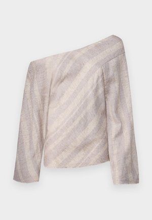 Top de manga larga y sin hombros en color beige claro con sutiles rayas texturizadas, con un corte relajado y un diseño asimétrico.
