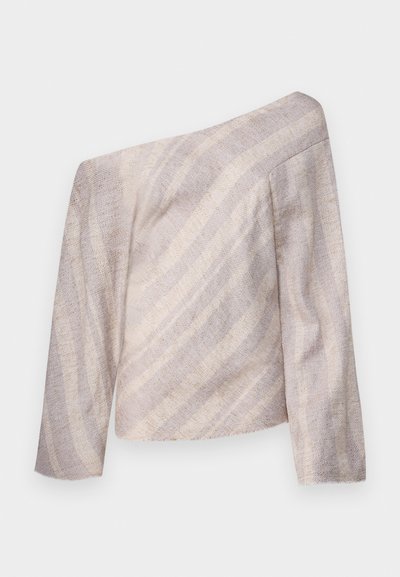 Top de manga longa, com ombros à mostra, em bege claro com riscas texturizadas subtis, apresentando um corte descontraído e um design assimétrico.