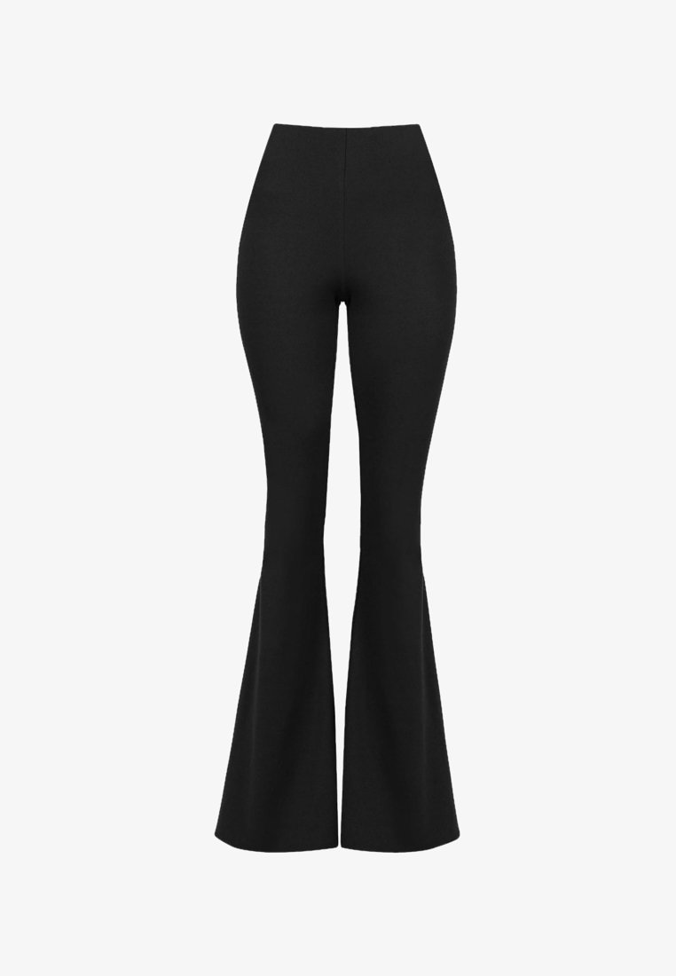Czarne spodnie z szerokim dołem i wysokim stanem, wykonane z elastycznego materiału. Gładka faktura i dopasowany krój. Szeroki dół zaczyna się od kolana.
