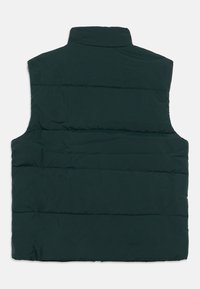 Αμάνικο γιλέκο με επένδυση σε σκούρο πράσινο χρώμα με ψηλό γιακά. Διαθέτει οριζόντια ραμμένα πάνελ και ομαλή, ματ υφή.