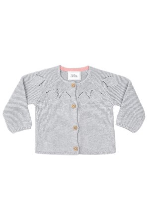 Hellgrauer gestrickter Cardigan mit langen Ärmeln, rundem Ausschnitt und pinkem Innenkragen. Verfügt über vier Holzknöpfe und ein Blattmuster-Design.