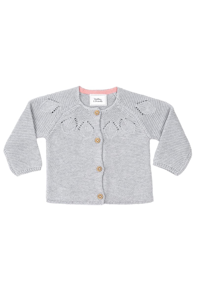 Cardigan lavorato a maglia grigio chiaro con maniche lunghe, scollo rotondo e colletto interno rosa. Presenta quattro bottoni in legno e dettagli a motivo foglia.