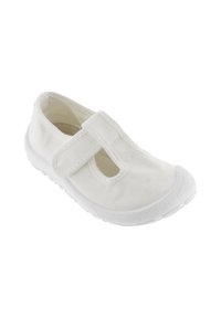 Zapatilla de lona blanca con punta redondeada, tira de Velcro y suela de goma texturizada. Presenta paneles de malla para mayor transpirabilidad.