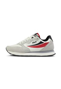 Vit och grå sneaker med röd och svart accent. Har en snörningdesign, släta och mockakvaliteter samt en vadderad sula för komfort.
