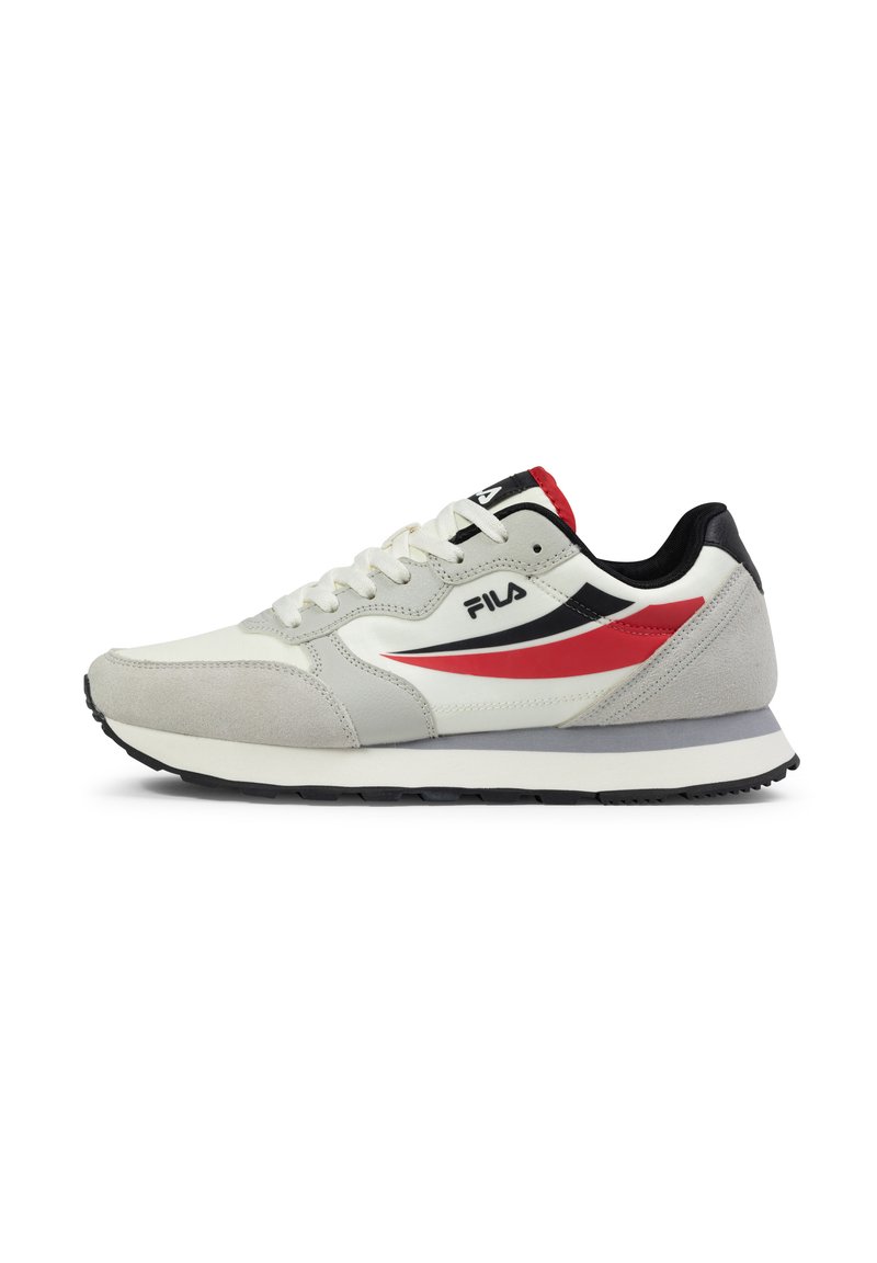 Vit och grå sneaker med röd och svart accent. Har en snörningdesign, släta och mockakvaliteter samt en vadderad sula för komfort.