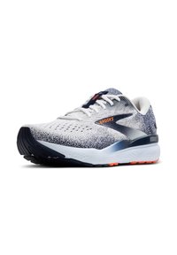 Scarpa da running con tomaia bianca e blu navy, caratterizzata da un design in mesh testurizzato, dettagli arancioni e suola ammortizzata con battistrada nero e arancione.