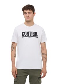 Biała koszulka z krótkim rękawem z wyrazistym czarnym napisem "CONTROL" oraz mniejszym czarnym hasłem. Gładki materiał bawełniany, fason z okrągłym dekoltem.