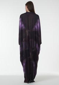 Lang, vloeiende zwarte en paarse patroon kleding met een hoge halslijn en brede mouwen, gemaakt van lichtgewicht, doorschijnende stof.